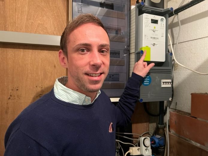 Dries Ameel bij zijn digitale elektriciteitsmeter.