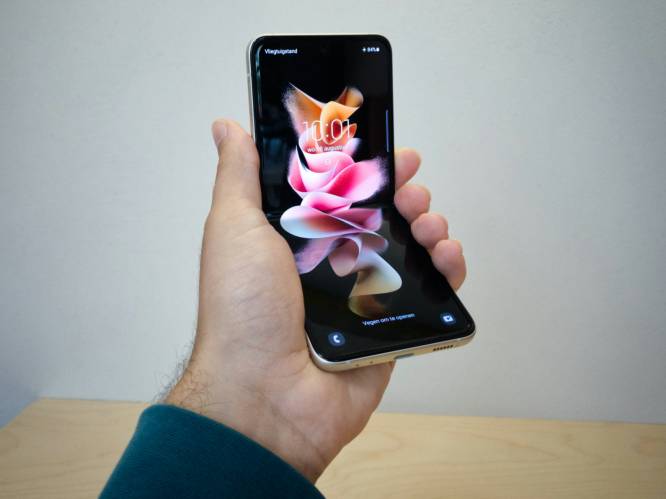 Onze techjournalist test nieuwe, plooibare Samsung Galaxy Flip 3: “Je opent hem met een duim, zoals de klaptelefoons van vroeger”