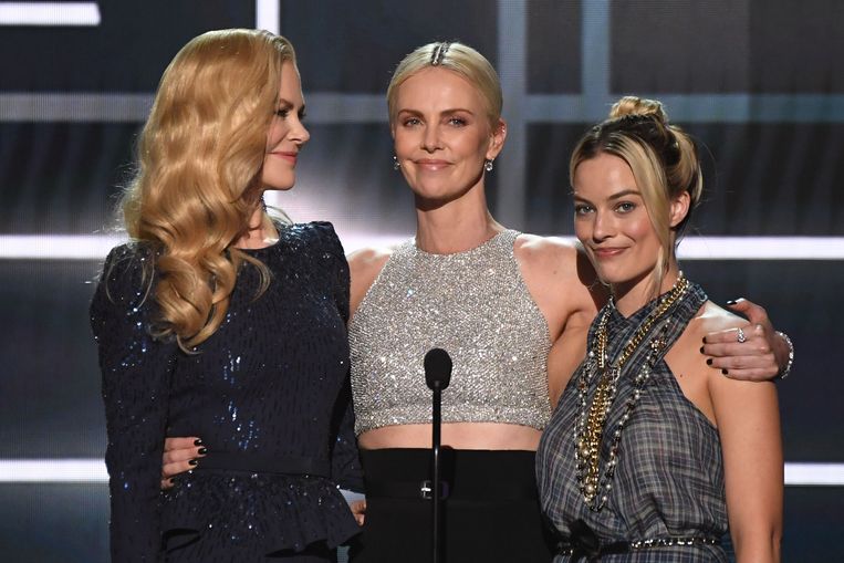 Nicole Kidman, Charlize Theron en Margot Robbie tonen een clip van 'Bombshell' tijdens de Screen Actors Guild Awards.  Beeld AFP
