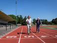 Jos Peters en Harry Nijhuis hebben hun 50 jaar jubileum bij AVV op Sportpark Den Dries.