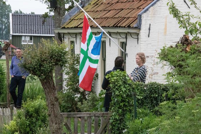 De Groningse vlag hangt halfstok in Westerwijtwerd, waar het epicentrum lag van een aardbeving met een kracht van 3.4. Het is de op twee na zwaarste beving in de provincie Groningen als gevolg van de gaswinning.