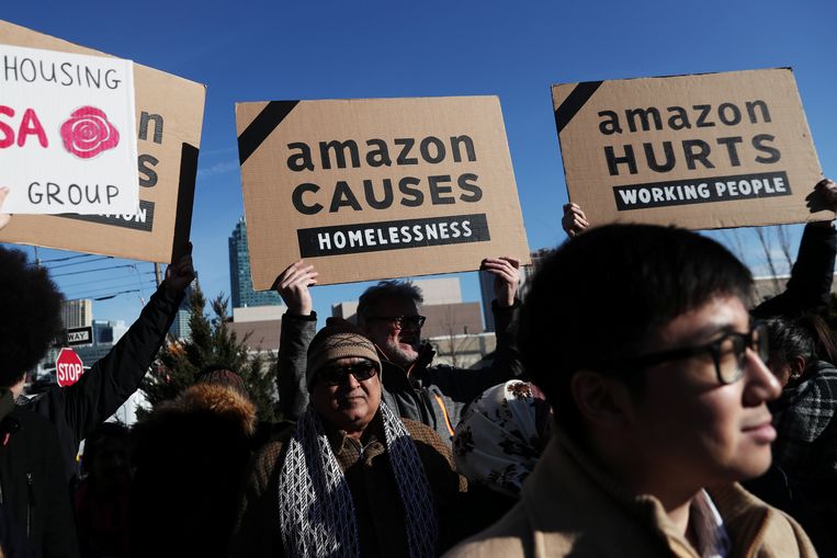 Demonstranten protesteerden deze maand nog tegen de komst van Amazon naar New York. Beeld REUTERS