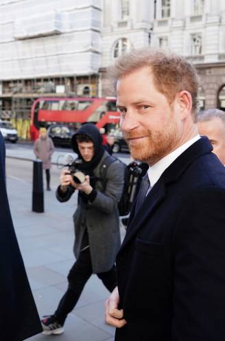 Hypocriet of net slim? Prins Harry claimt de spotlights tijdens rechtszaak: “Duidelijke boodschap aan de pers, maar ook aan zijn vader” 