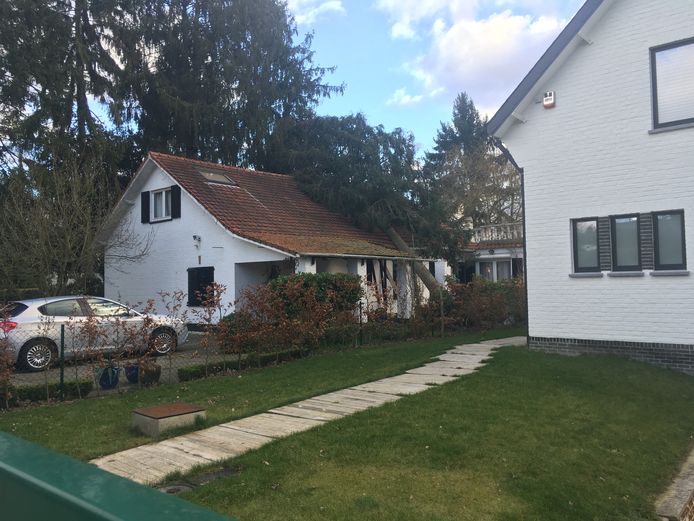 Vooral de carport liep schade op in de Arthur Van Dijcklaan in Tervuren.