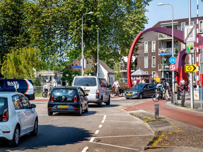 Ruzies, scheldpartijen en een heleboel getoeter: buurt wordt gek van verkeerschaos op Rode Brug