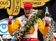 Josef Newgarden viert zijn zege in Indianapolis.