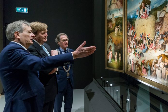 Charles de Mooij (links), toen nog als directeur van Het Noordbrabants Museum, bij de opening van de Jeroen Bosch-tentoonstelling door koning Willem Alexander. Rechts toenmalig burgemeester Ton Rombouts.