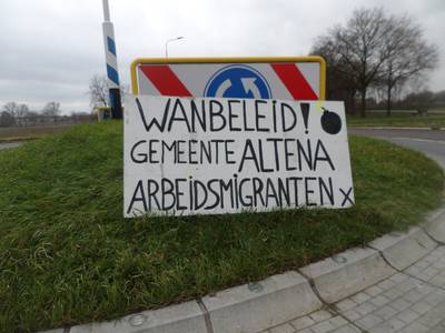 Spandoeken in Andel tegen vergunning huisvesting 274 arbeidsmigranten. Onduidelijk wie achter de act