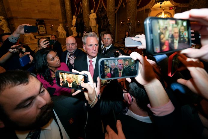 De Republikein Kevin McCarthy (midden) wordt omringd door journalisten na de zoveelste mislukte stemming.