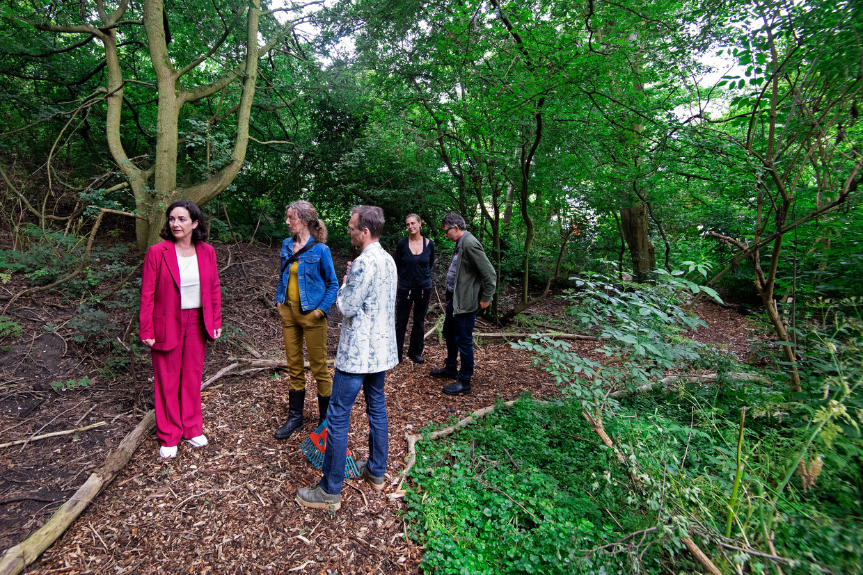 Burgemeester Halsema van Amsterdam opent het Pepijnpad. Naast haar Pepijns moeder Titia Bloemhof, tegenover haar vader Gaston Remmers.  Beeld Olaf Kraak