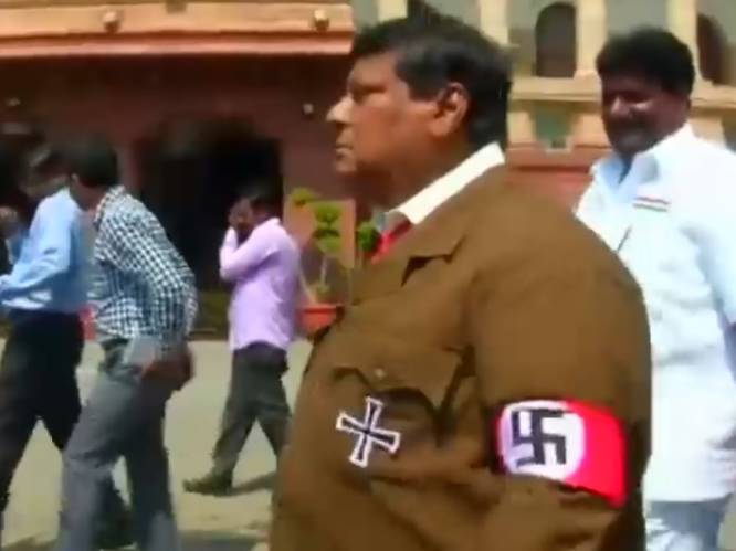 VIDEO. Indisch politicus verkleedt zich als Hitler