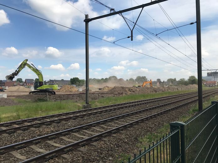 Grote grondverzetmachines zorgen voor de aanleg van de wegen.