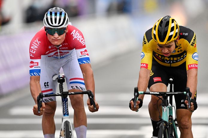 Mathieu van der Poel en Wout van Aert vlak na de sprint in de Ronde van Vlaanderen.