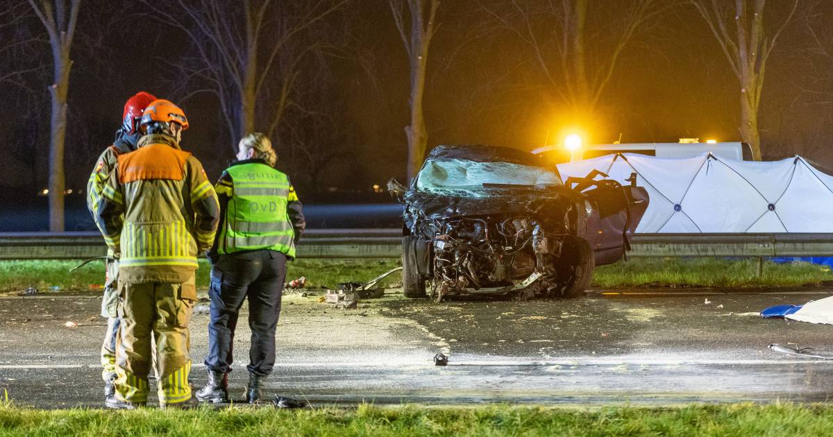 Twee doden en een gewonde door auto-ongeluk op A7.