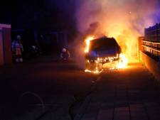 Auto gaat in vlammen op in Genemuiden, mogelijk brandstichting