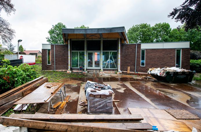 Cornelis Hagen ergert zich aan de verpauperde staat waarin de begraafplaats zich bevindt.
