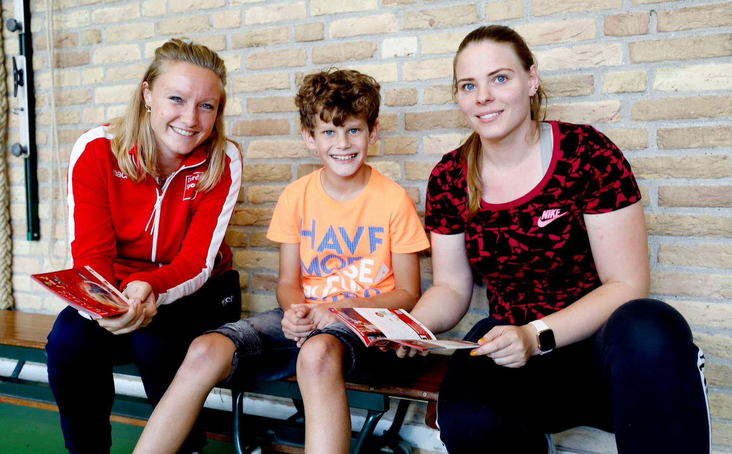 V.l.n.r.: Een sportregisseur van Dordt Sport en een leerling en sportjuffrouw van de Prinses Julianaschool tijdens de lancering van het nieuwe platform Sporten met Luuk.