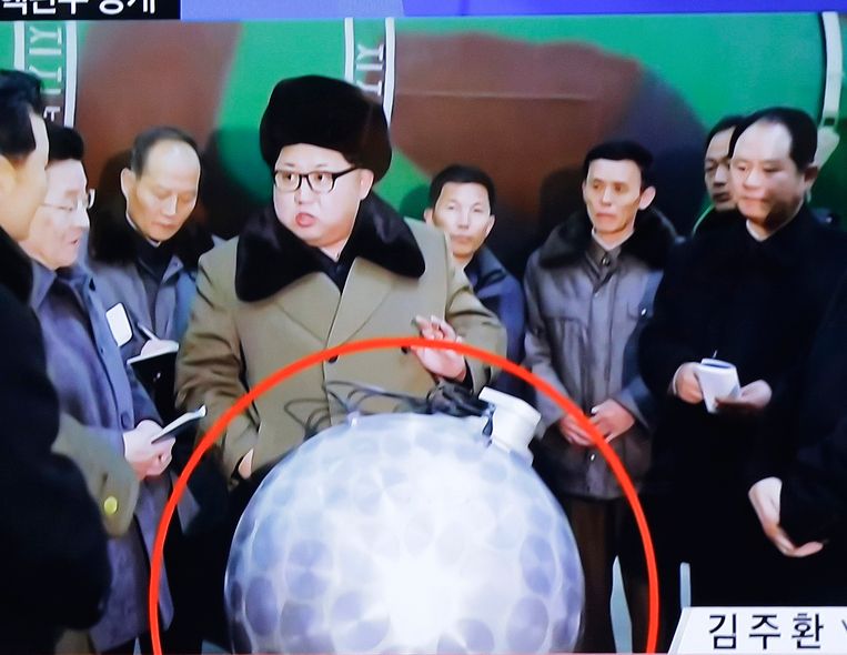Kim Jong-un met het miniatuurkernwapen Beeld AP