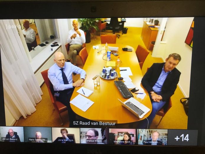 Erwin Bomers (bestuurder van Santiz) en Ton Engelenburg (voorzitter van de bouwgroep van het nieuwe Slingeland) tijdens de videovergadering over de Achterhoekse ziekenhuizen.