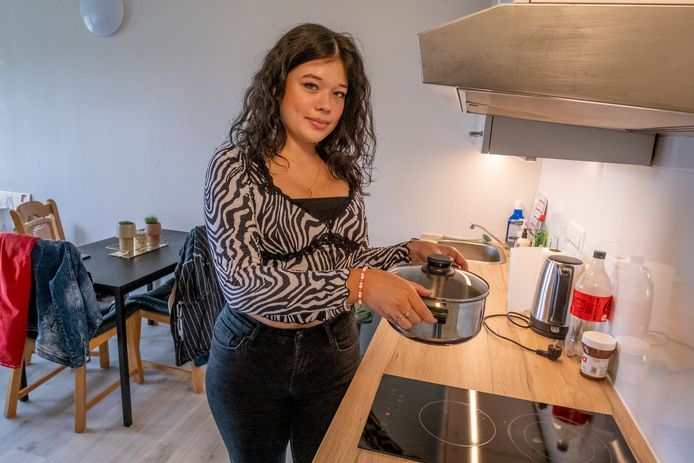 Eerstejaars studente Bente Bravenboer uit Zwijndrecht gaat op kamers in Vlissingen. Ze besloot meteen lid te worden van studentenvereniging Marum Bibio.  ,,Ik ken nog niemand in Vlissingen. Ik heb zin in feestjes na die coronatijd.”