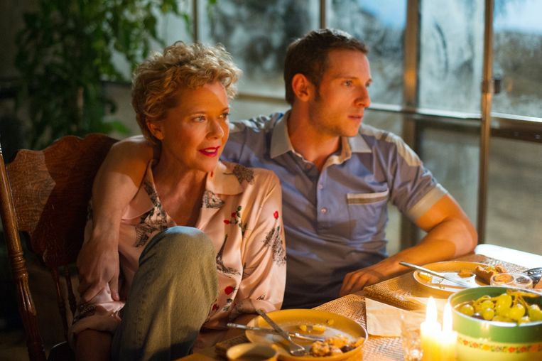Annette Bening en Jamie Bell in Film Stars Don't Die in Liverpool van Paul McGuigan. Beeld 