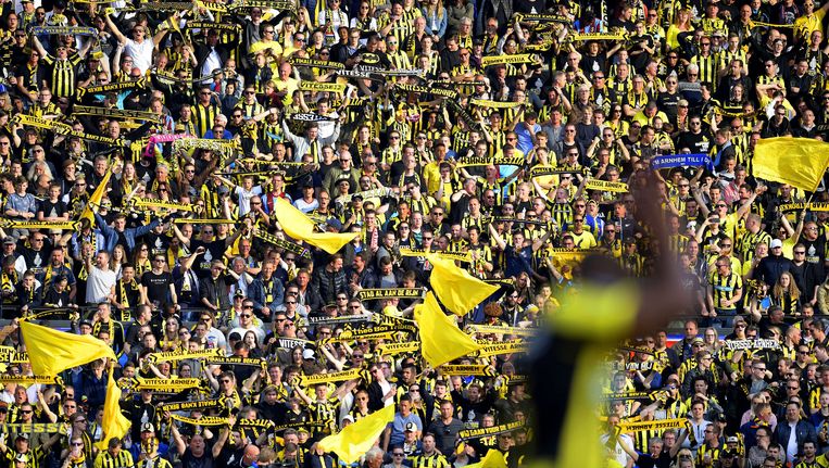 Vitesse-fans mijden De Kuip uit protest tijdens Johan ...
