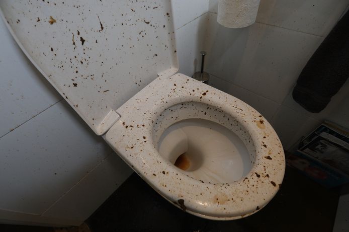 De smeerboel op het toilet nadat er een lading 'drek' omhoog kwam in een Eindhovense woning. Foto Kees Martens.