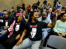 Anti-pietprotest bij Amsterdamse Sinterklaasintocht