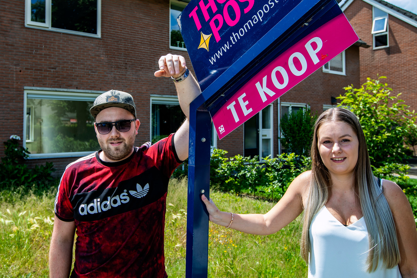 Sander de Boer (25) en Monique Bronsvoord (24) uit Deventer hebben in de crisis een huis gekocht in Schalkhaar.