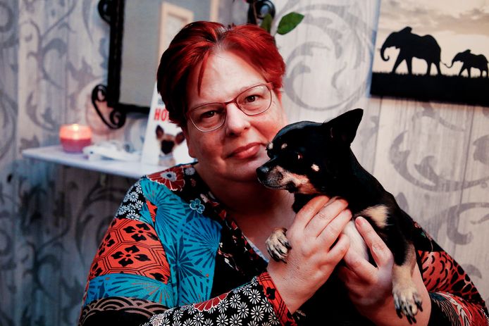 Wilma met haar hondje Angel.