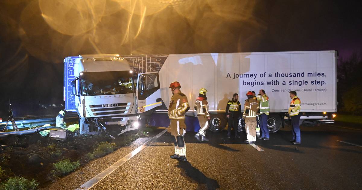 Vrachtwagen geschaard op A16 bij Prinsenbeek, trailer blokkeert de weg richting Breda