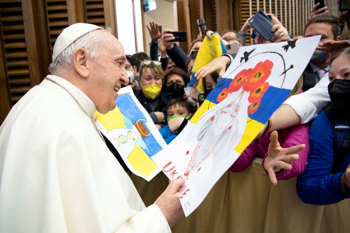 Paus Franciscus ontving tekeningen met als thema de oorlog in Oekraïne tijdens de wekelijkse algemene audiëntie in de Paulus VI-zaal in het Vaticaan.