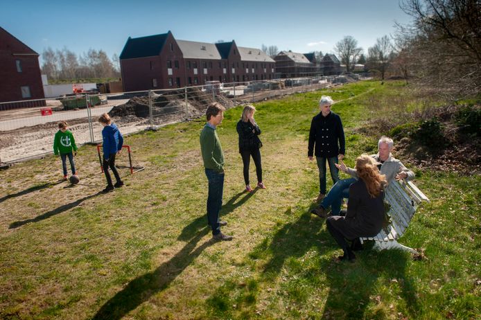 De bewoners van de Kampdijklaan en omgeving voelen zich door de gemeente Vught voor de gek gehouden. Het plan voor een ‘dorpstuin’ is gereduceerd tot een grasveld met wilde bloemen.