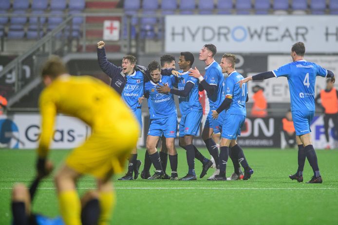 Excelsior Maassluis bejubelt de 0-1 van Bram Wennekers.