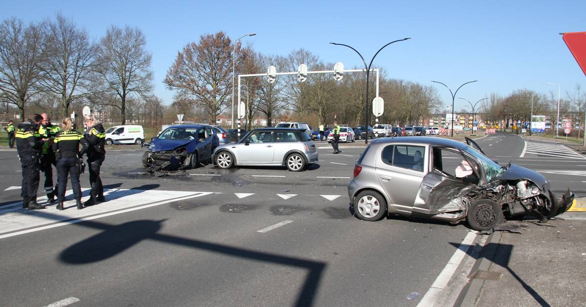 Weg afgesloten na ongeluk met drie autos in Vianen.