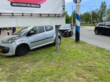 Een gewonde nadat auto’s op elkaar knallen en voertuig tegen reclamebord rijdt