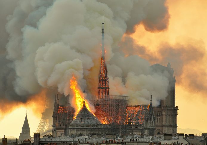 De torenspits van de Notre-Dame is volledig ingestort door de brand.