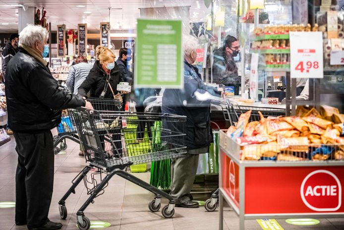 De Veldhovense supermarkteigenaar André van Reijen kreeg dinsdag een stroom aan haatreacties over zich heen nadat een medewerker een oproep aan zijn personeel om zich te vaccineren op sociale media plaatste.