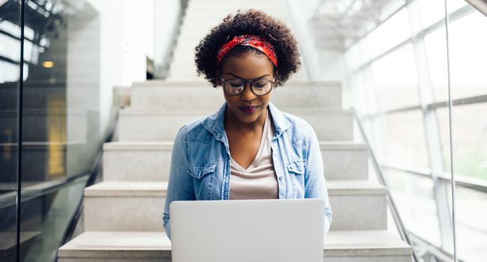 Een studente volgt online een les.