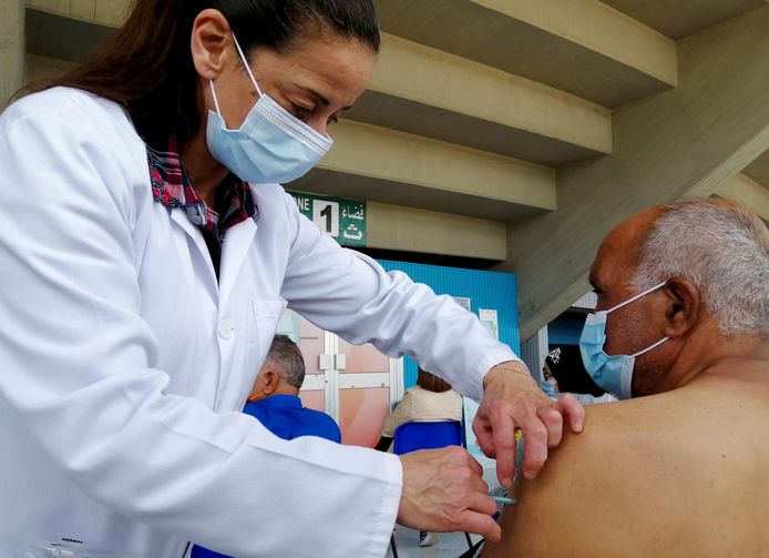 Een man krijgt een coronavaccin in Tunis.