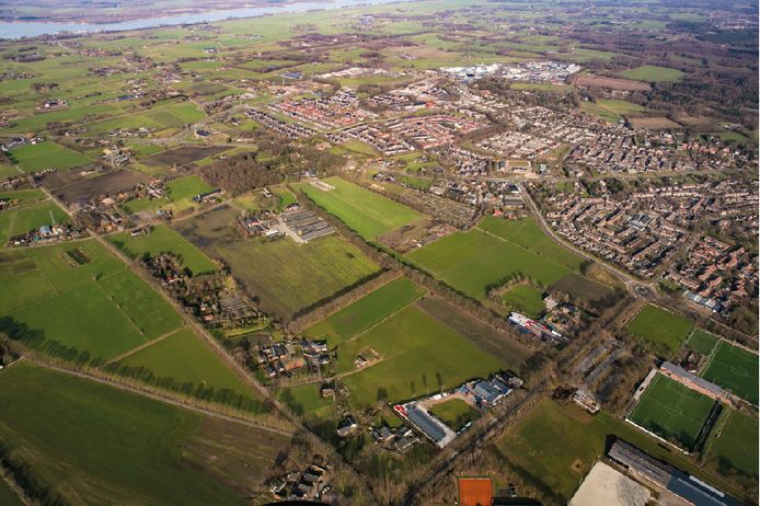 Hier aan de zuidkant van Putten moet nieuwbouwwijk Halvinkhuizen komen te liggen. Onder andere vanwege deze wijk wil het college een ontsluitingsweg in het zuiden van Putten.