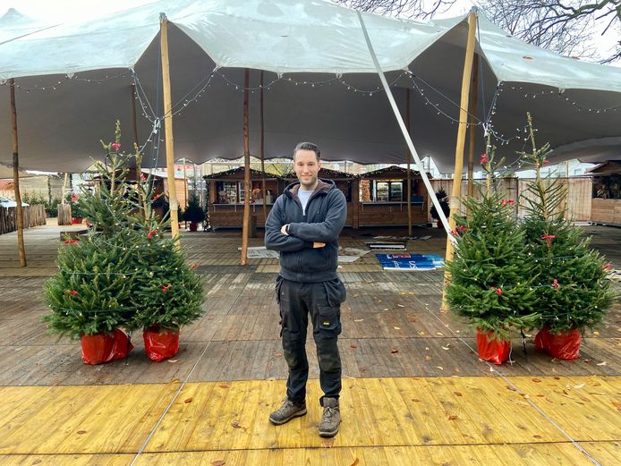 Organisator Kristof De Groote met het Winterdorp Schilde op de achtergrond