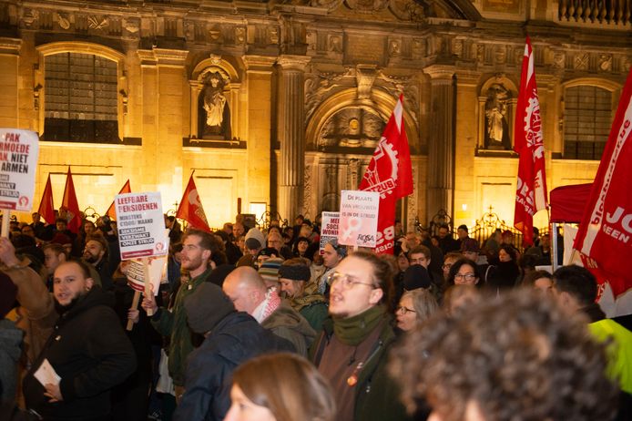 Zo’n 350 mensen kwamen maandagavond samen op het Hendrik Conscienceplein om te betogen tegen het bezoek van Salvini.