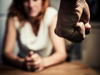 20 maanden cel voor man (30) die vriendin uit bed sleurt en rake klappen geeft