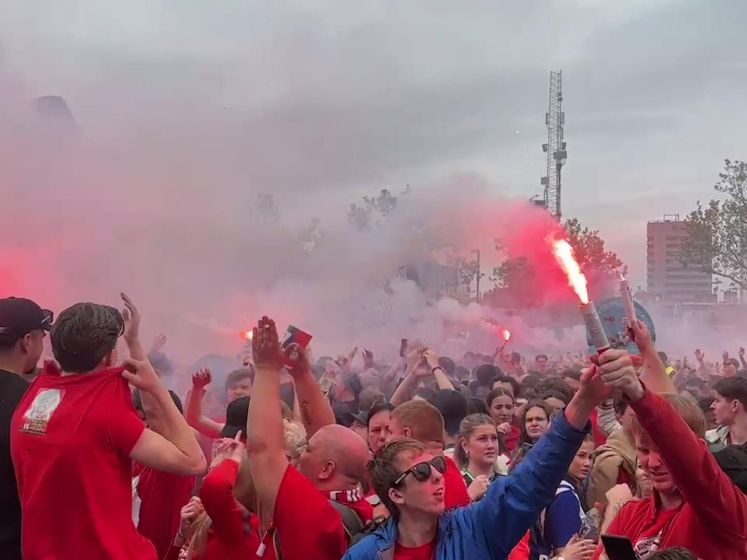 PSV-fans stormen stadhuisplein op voor beste plekje tijdens huldiging