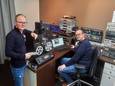 Pim van Mun (links) en Rolf Hermse tussen de apparatuur van hun bedrijf Haropi in Geffen dat foto’s, videobanden, dia’s en films digitaliseert.