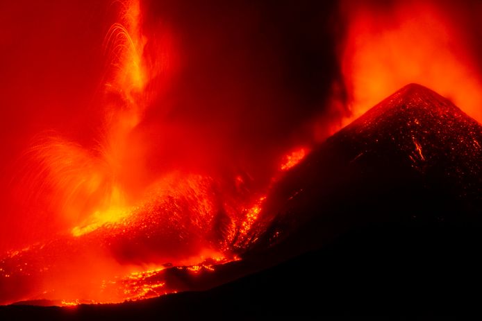 Beelden van de nieuwe uitbarsting van de Etna.