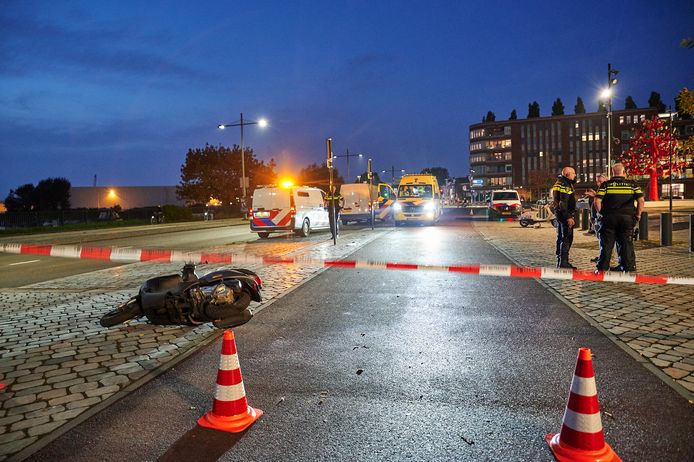 Een scooterbestuurder is dinsdagavond gewond geraakt op een fietspad langs de Belcrumweg. De persoon is na onderzoek in de ambulance overgebracht naar het ziekenhuis.