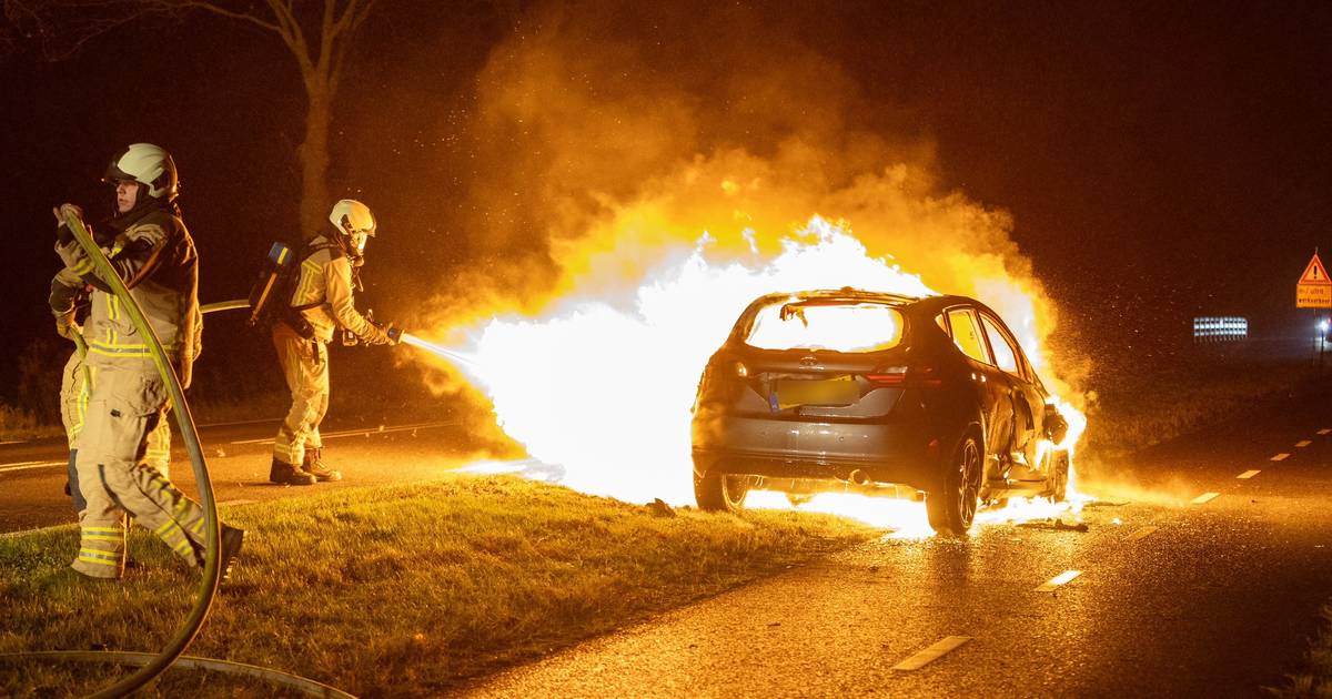 Auto vliegt al rijdend in brand op de N353 in Frederiksoord