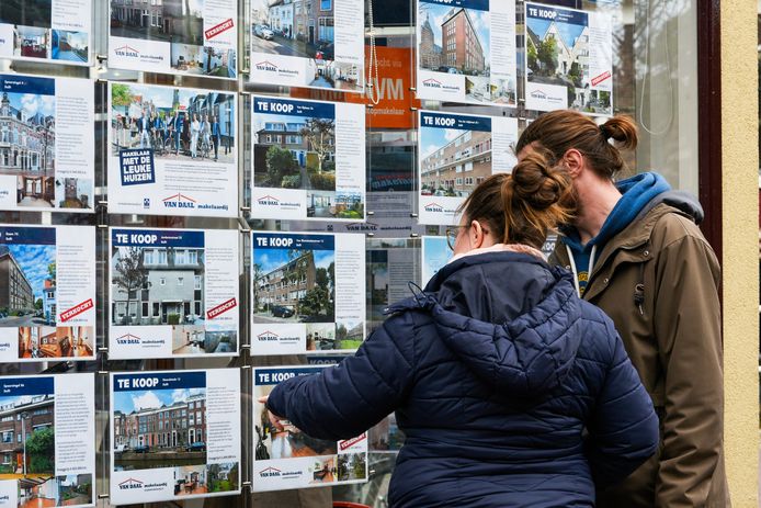 De Belgische vastgoedmarkt koelt af, met zowel minder transacties als licht gedaalde huizenprijzen.